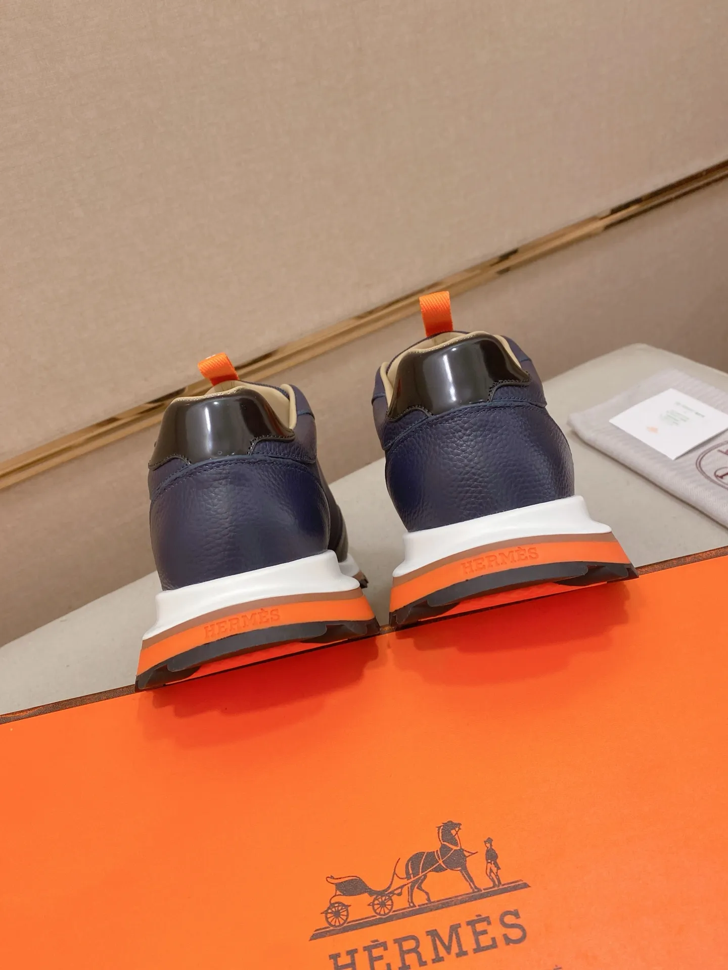 Men's shoes💰: 640💰HERMES/Hermes Leader sneakers! Tech twill, calfskin and suede goatskin sneakers featuring paneled multicolor twill, calfskin and suede. Lightweight geometric sole for a stylish urban look. Product details: White and orange rubber sole Black rubber sole with orange rubber insert Light natural leather insert White rubber toe cap Beige lambskin insole and lining Cotton strap, rubber lettering Sole height: 4cm Size: 38-39-40-41-42-43-44 (45.46 custom-made)
